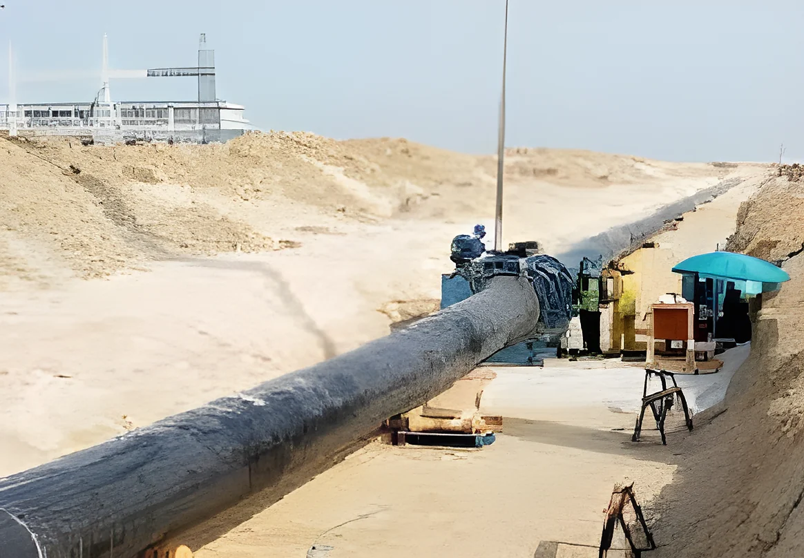 Pipeline laid out beside the trench, crew at work